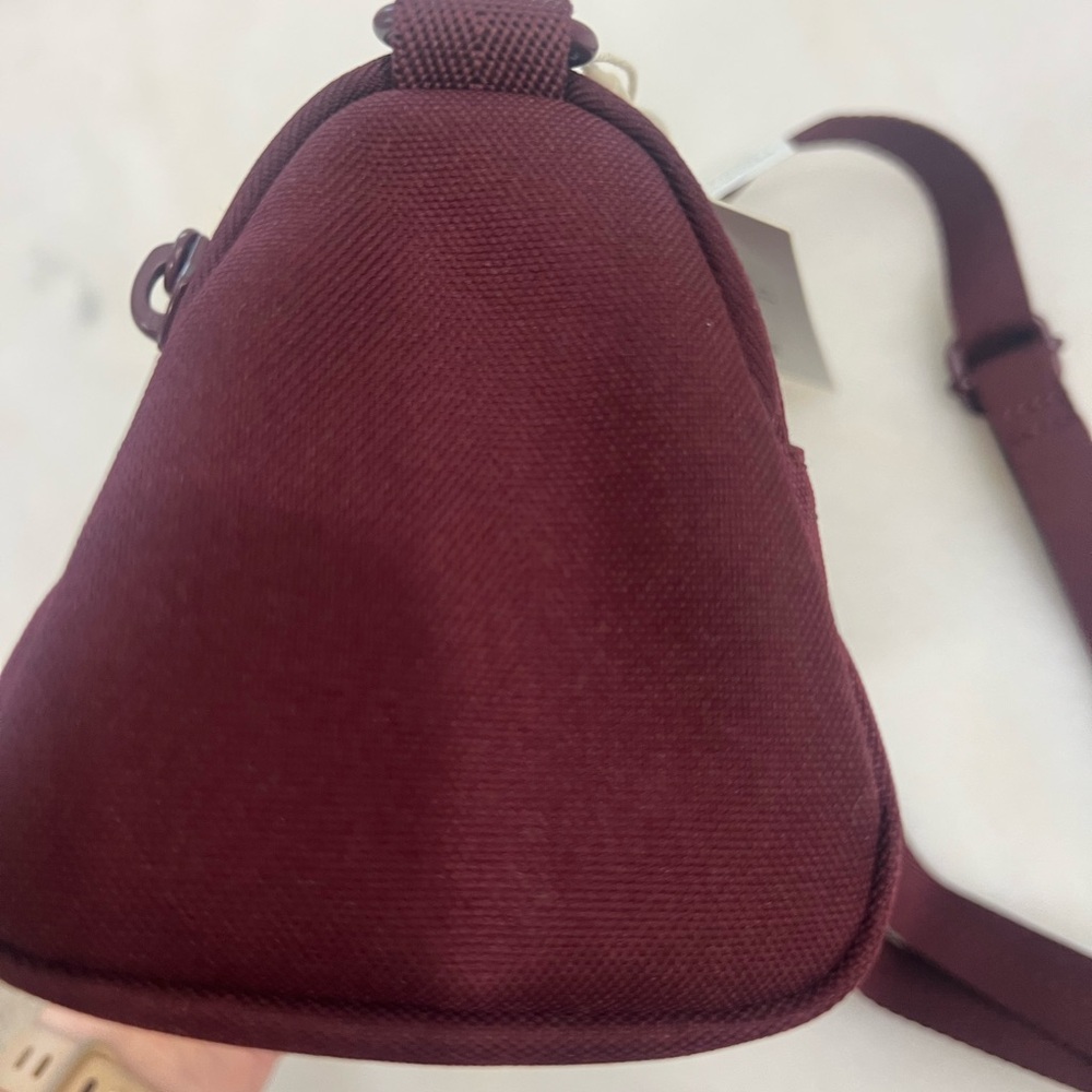 BEIS EXPANDABLE CROSSBODY CHARM IN BURGUNDY - Picture 4 of 9